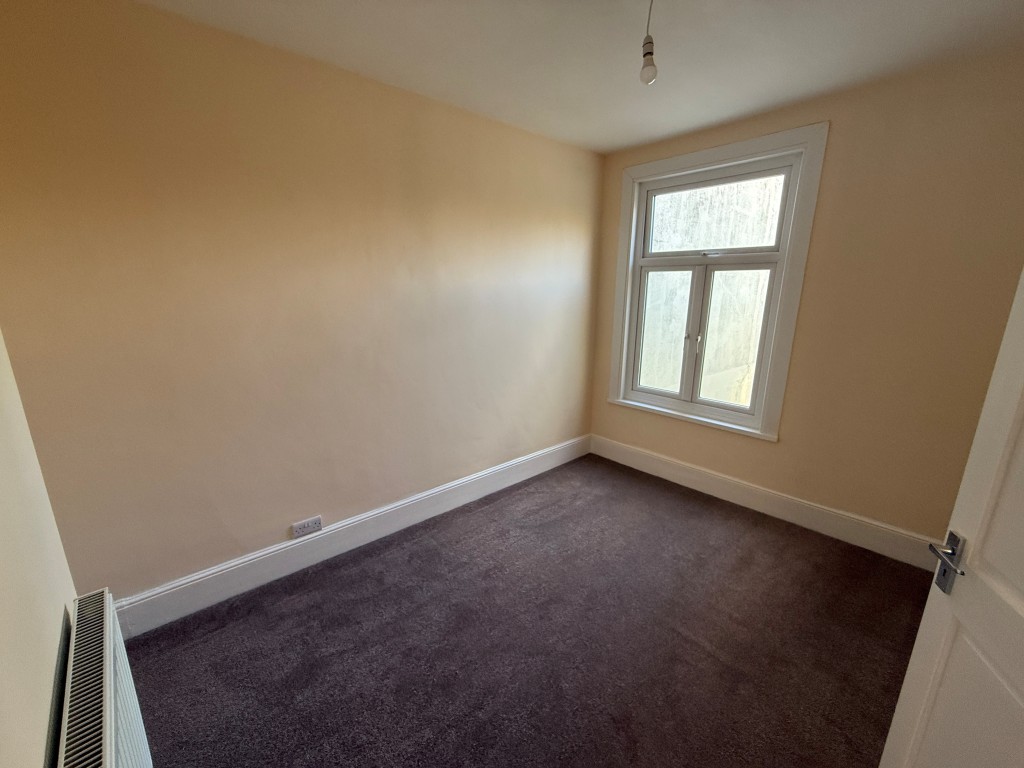 Lot: 50 - WELL-PRESENTED FLAT - Bedroom